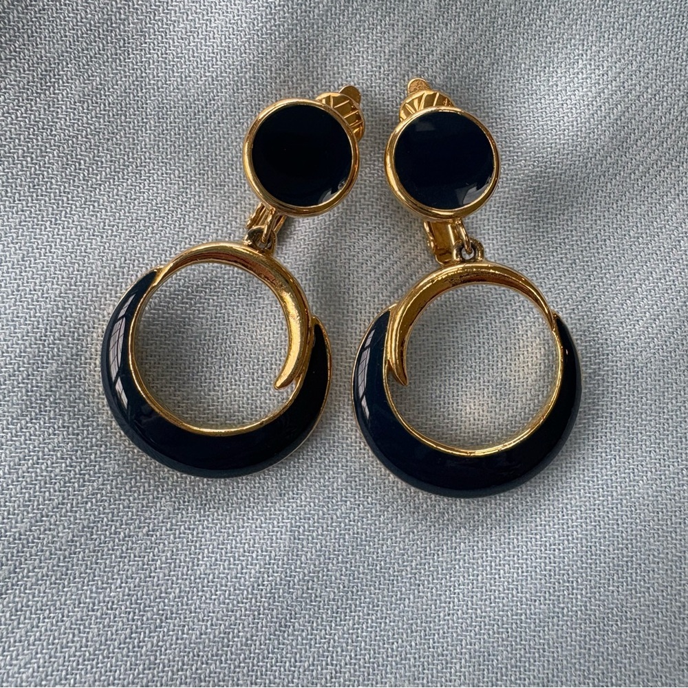 Vintage Trifari‎ navy blue enamel gold clip on earrings classic